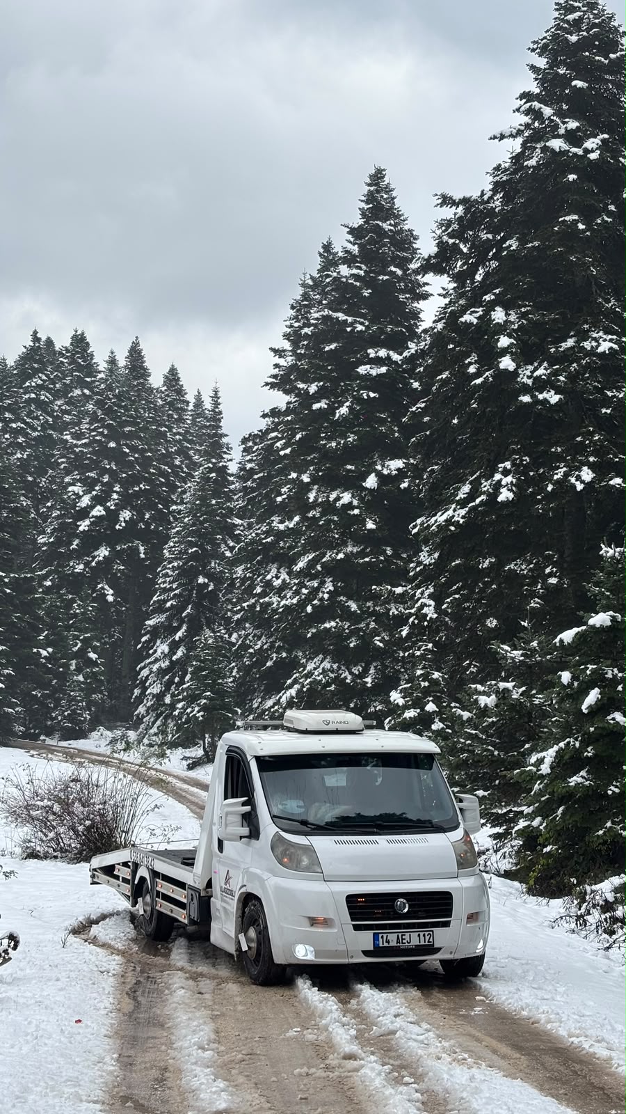 Karlı Bolu dağ yolunda çekici – kış koşullarında araç çekme